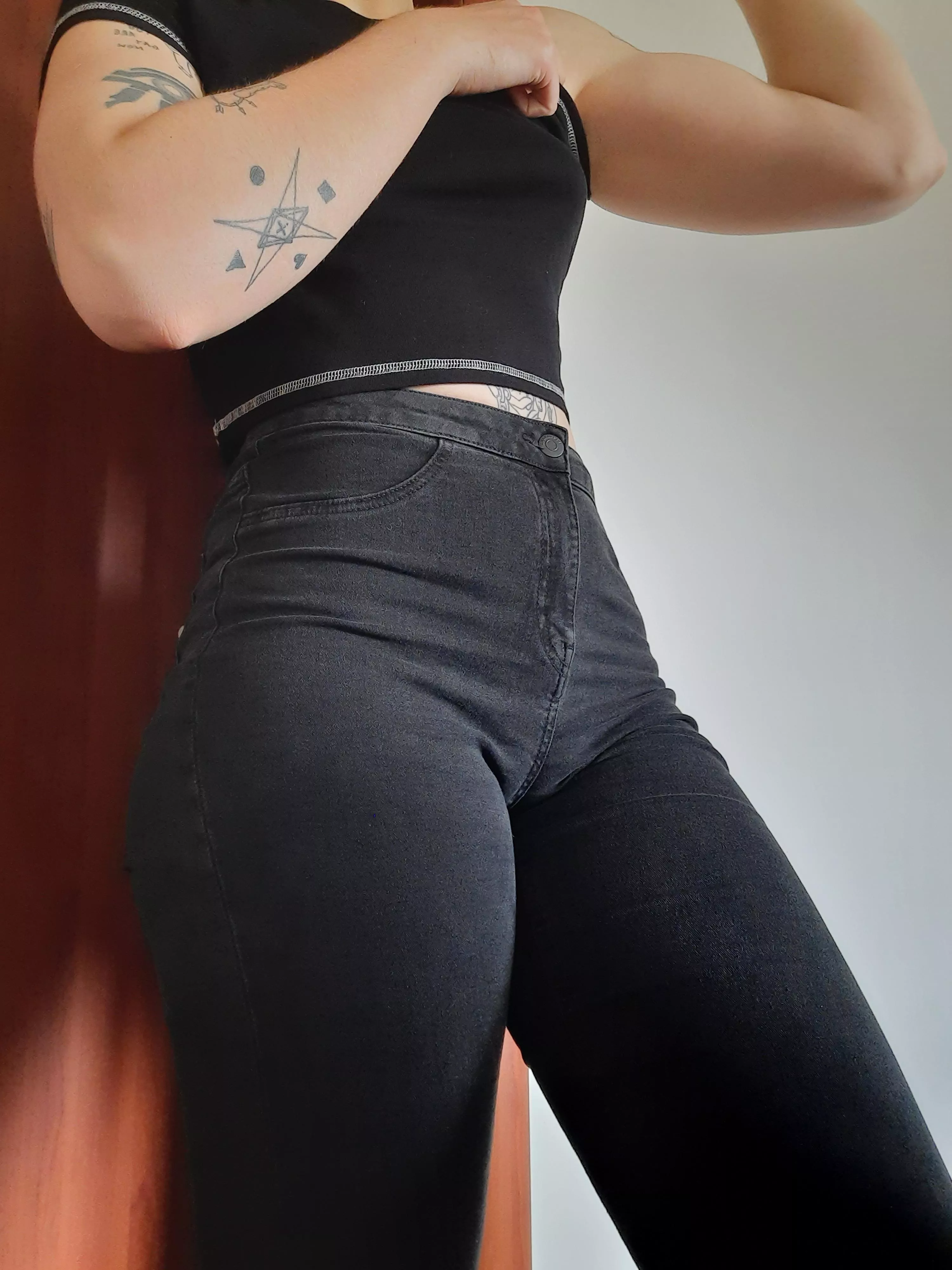 On a date with a girl and she is both stronger and taller than you, what's the move ? [f] 6'1