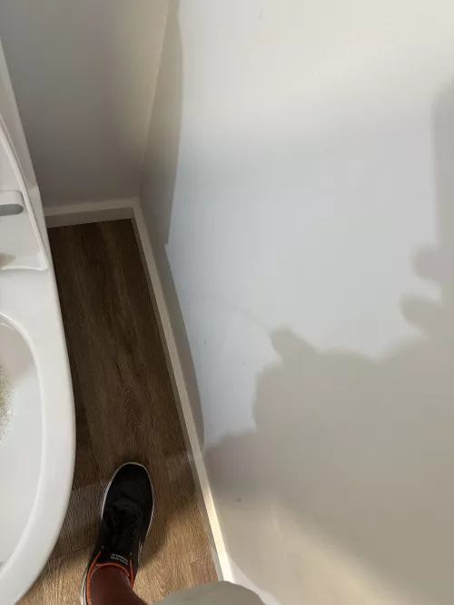 Pissing shadow