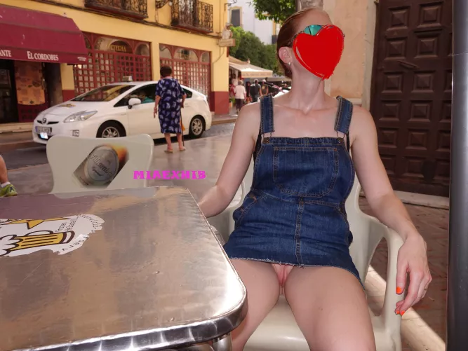 Subtle pussy flash [IMG]