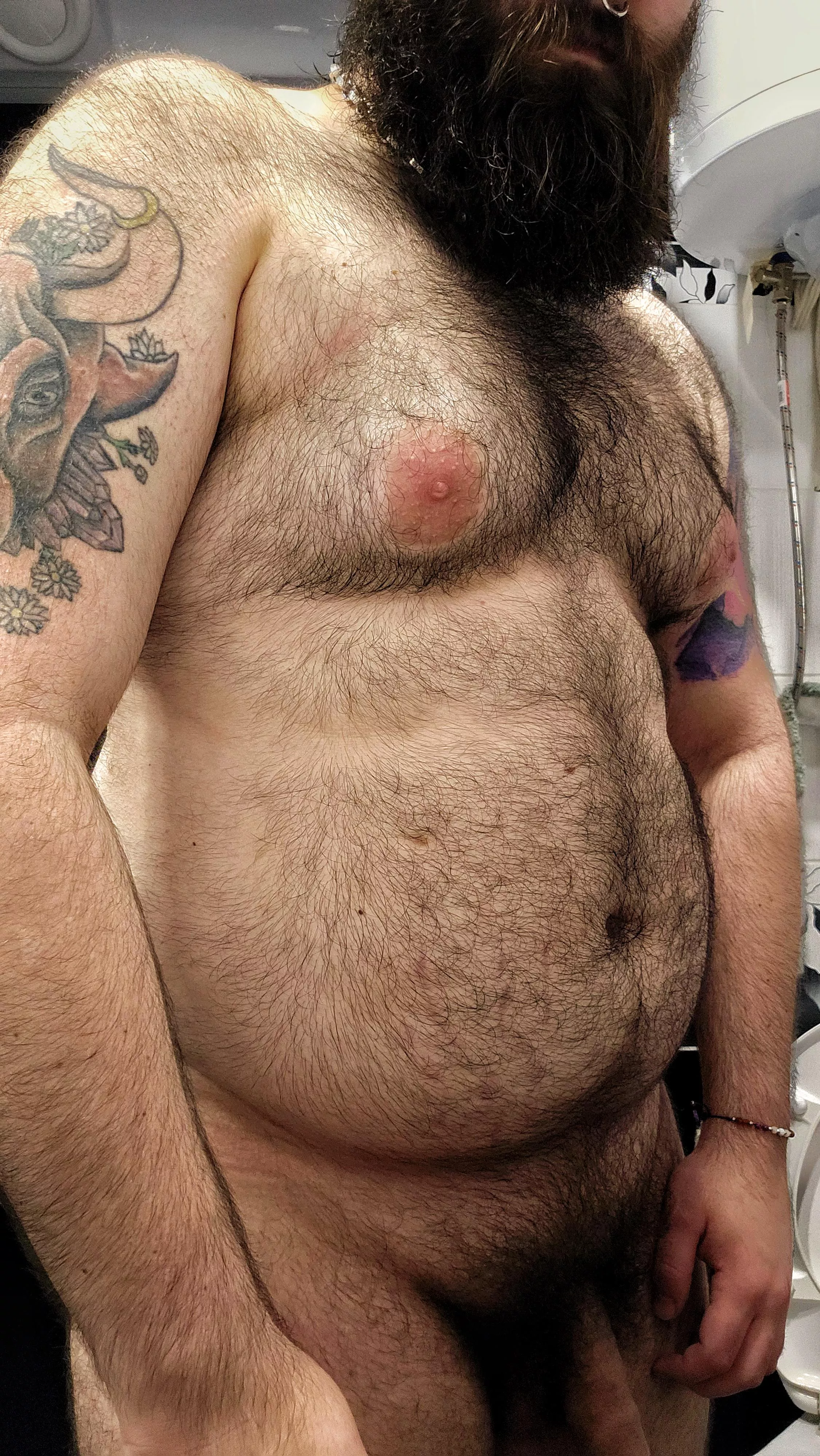 Who want's to help this bear daddy get off 😈