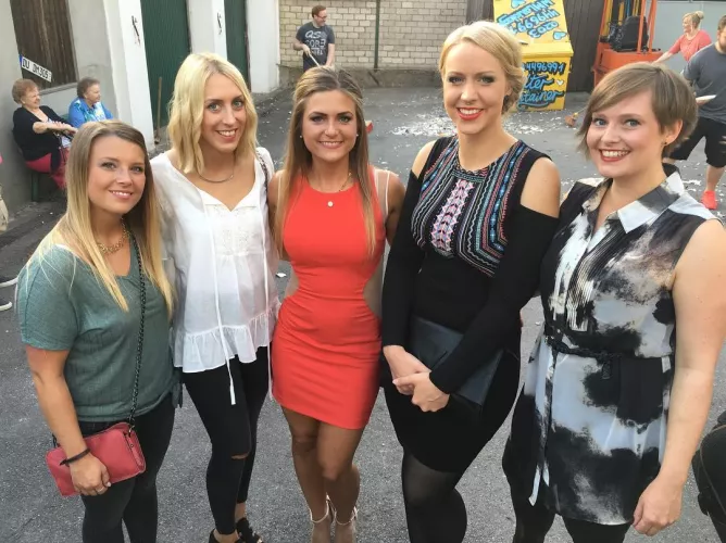 [5] Girls in Dresses