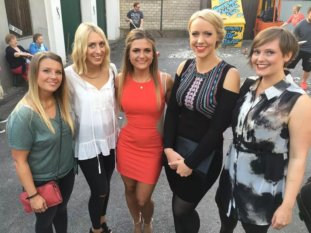 [5] Girls in Dresses