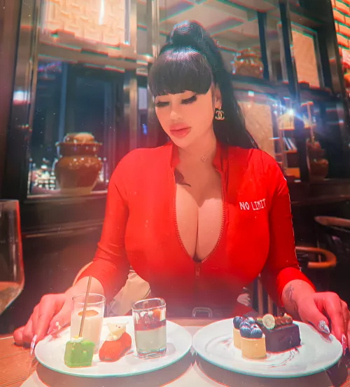 Me ignoring all the people who stare at me at the restaurant 👀