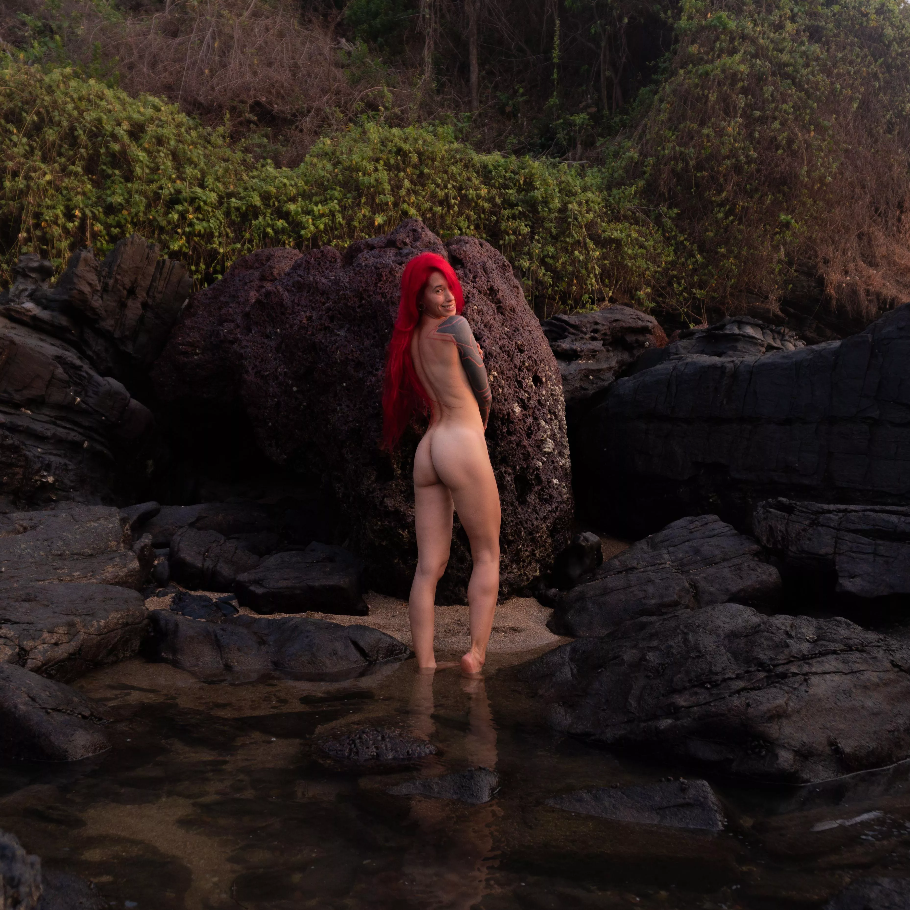 Nothing beats the freedom of being naked in nature 🍃