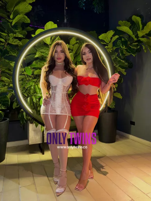 Which do you choose? 🤍❤️