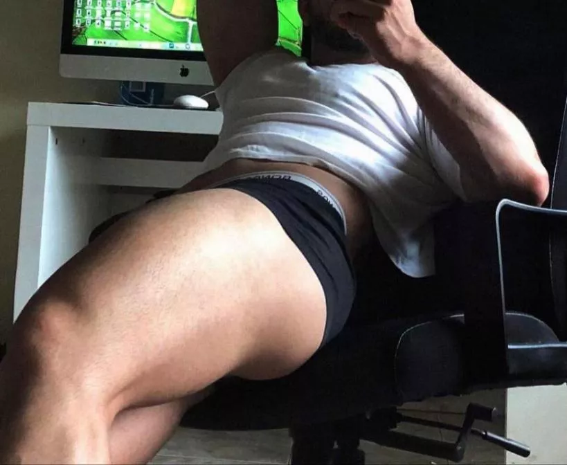 26 straight curious and horny, hmu I’m keen to explore.