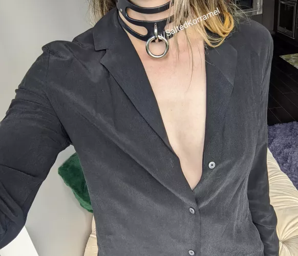 Braless and extra spicy today 🖤🌶️