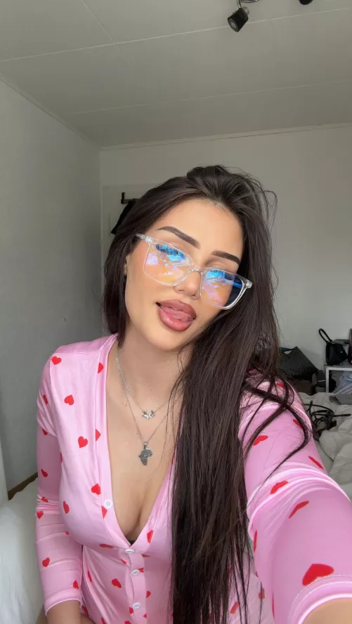 Could you meet me in the toilet on lunch break?