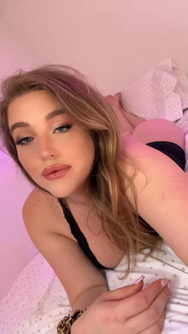 Do I look good in black? 🥰