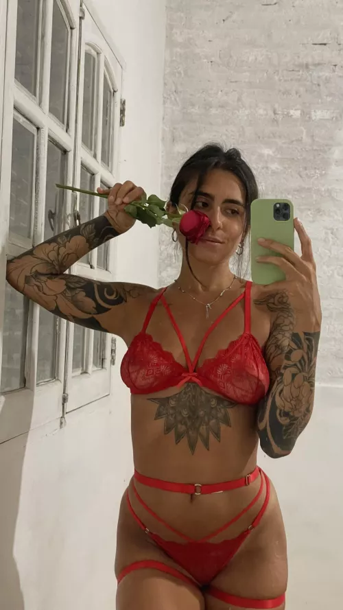 I am a sweet girl with many tattoos waiting for you. 