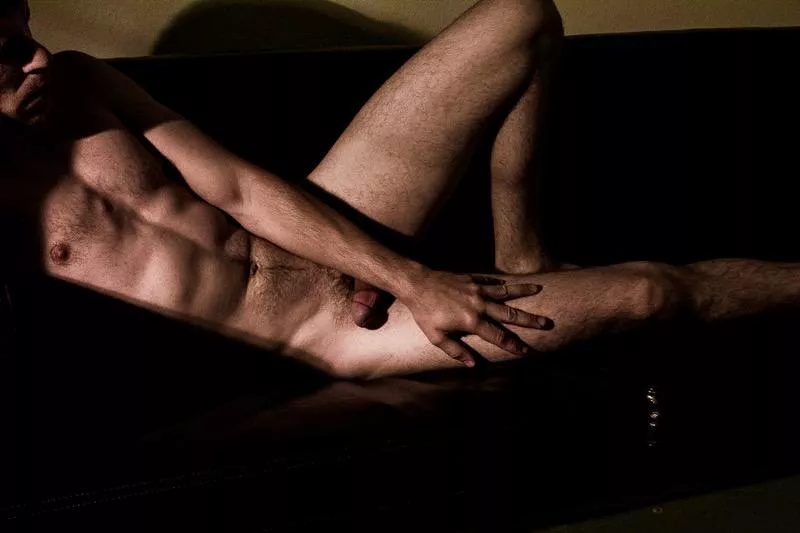 It feels impossible to take nude pics as a guy... How would you ladies feel if you got this pic? 😬