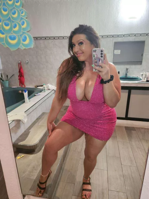 Just a cute oiled up thick mom at your service 