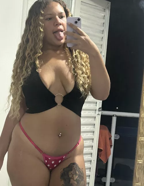 2004 latina girl.. what's your first impression