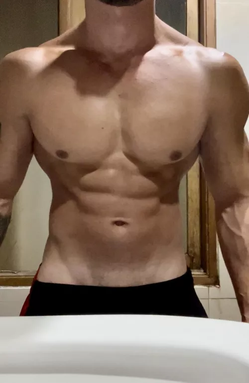 Check out my dick roots 💪🏽 6’3 217lbs 😈😈