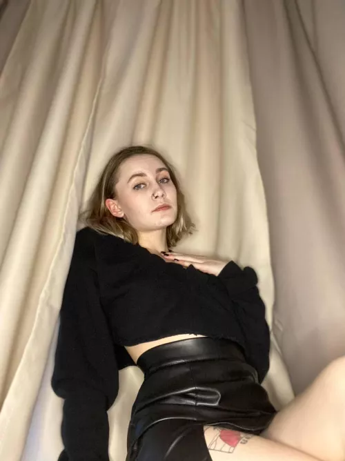 Get under my leather skirt sweetie