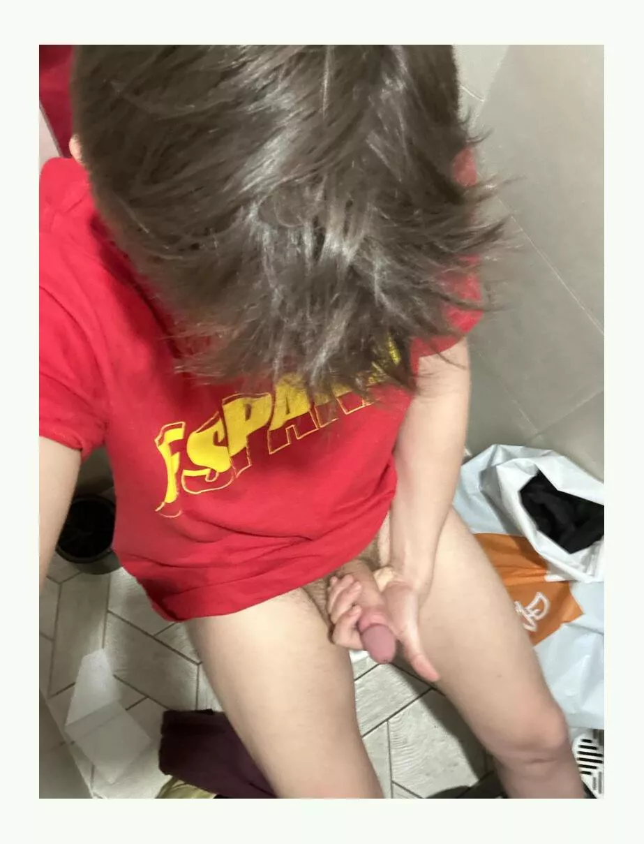 I am just an 18yo horny guy who wants to piss in a olded guy’s mouth