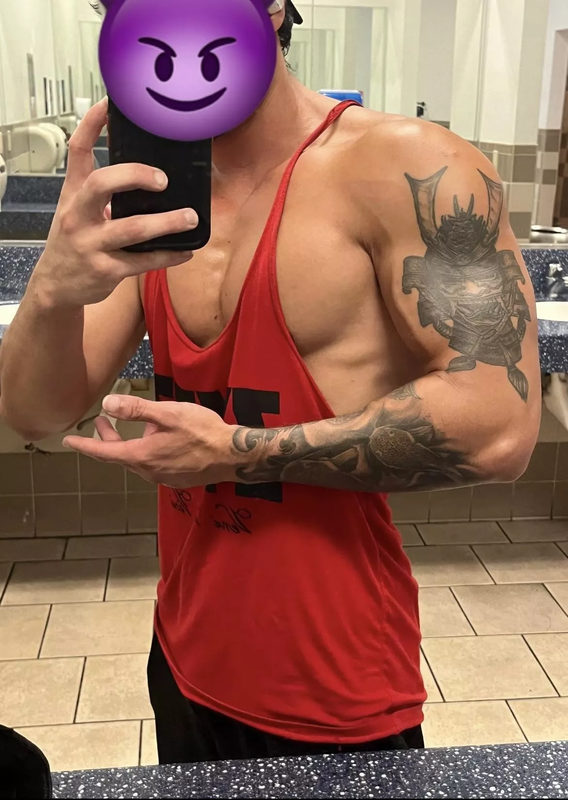 Love getting my big jacked arms massaged 😍😍