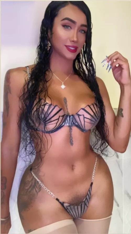 ariel19976 has a little bush peeking out over her tbulge :D