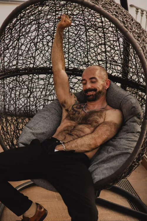 Can anyone stock his face deep in my armpit? 