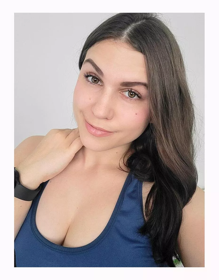 Heyy coming for you on @chatkrbate for the next 4 hours 🤗 [Tiny_hat]