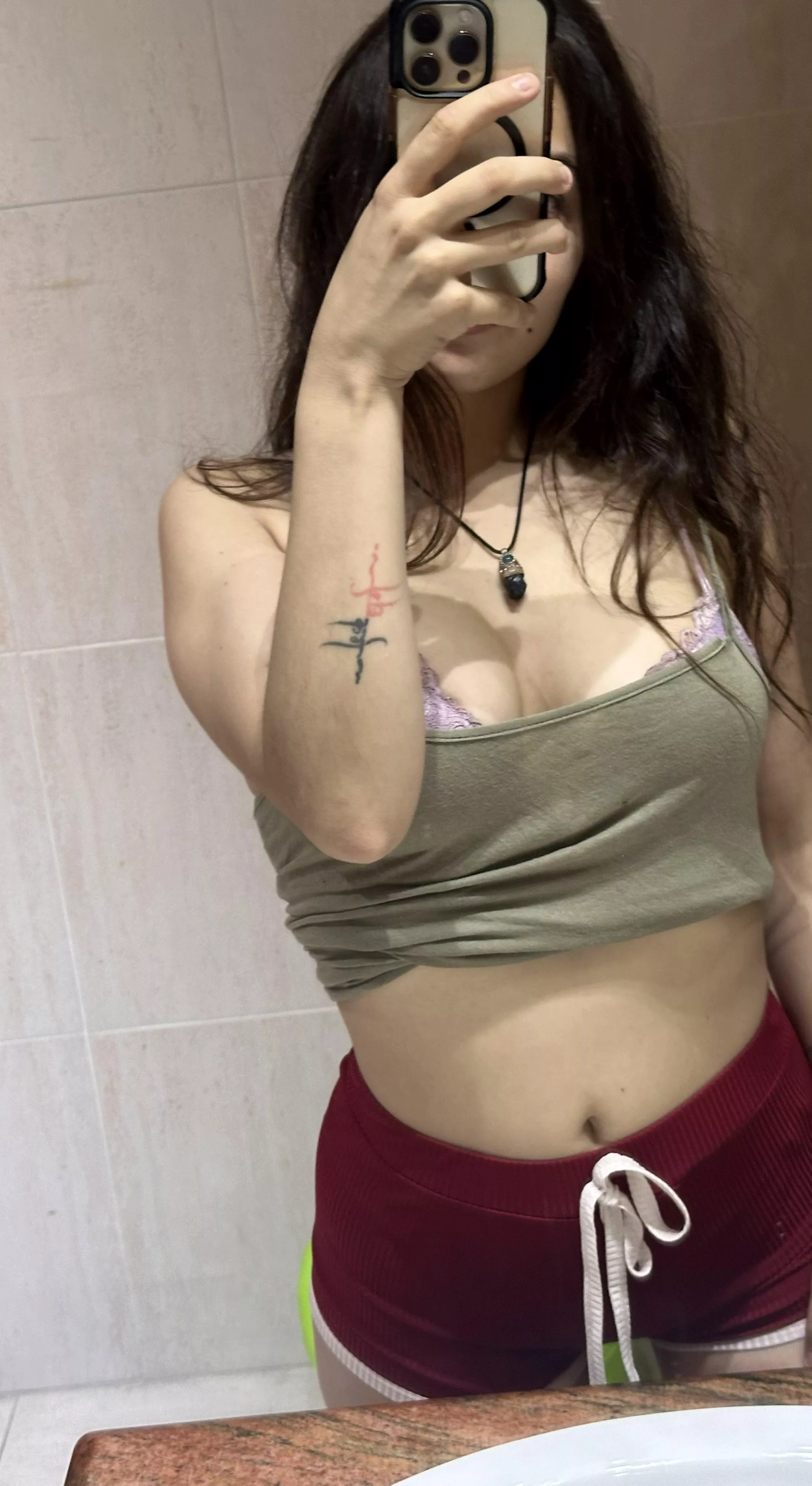 trying to take hot picture infront of mirror