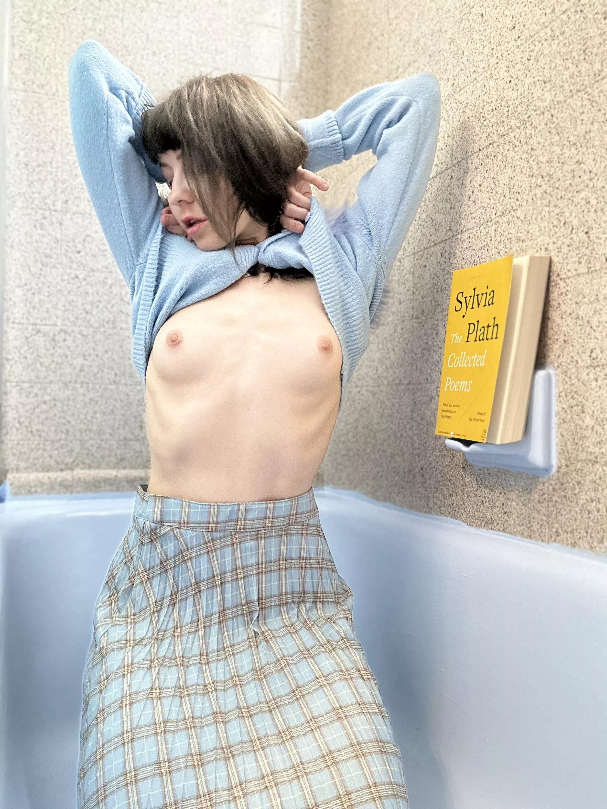 Who is your favorite poet? 🖤 I love the dark and deep 