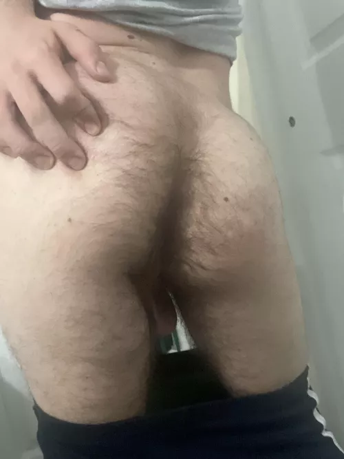 who likes a hairy butt 😛