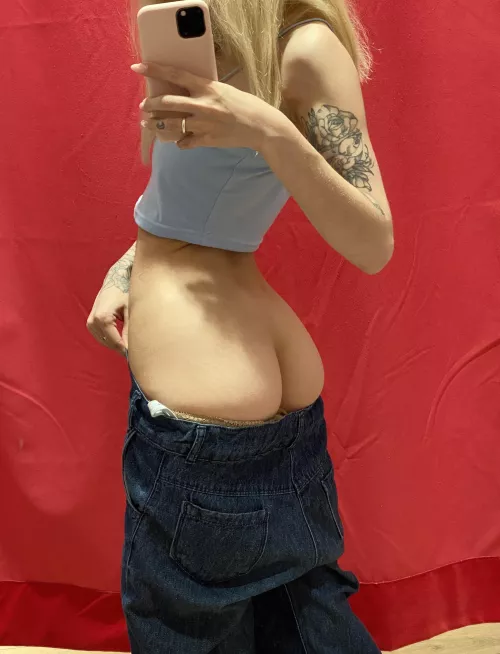 A thin waist and a delicious ass, it's a dream