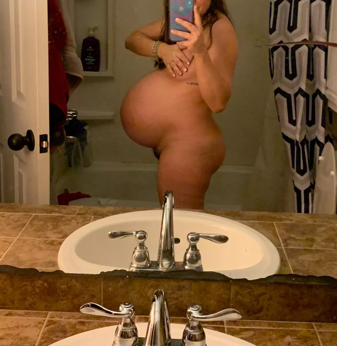 How badly do you wanna fuck my pregnant body 😏