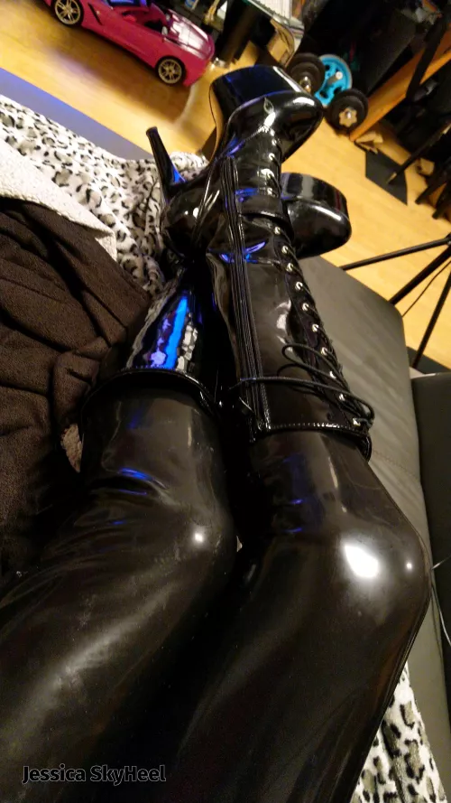 Realxing with my boots with 20cm Heel