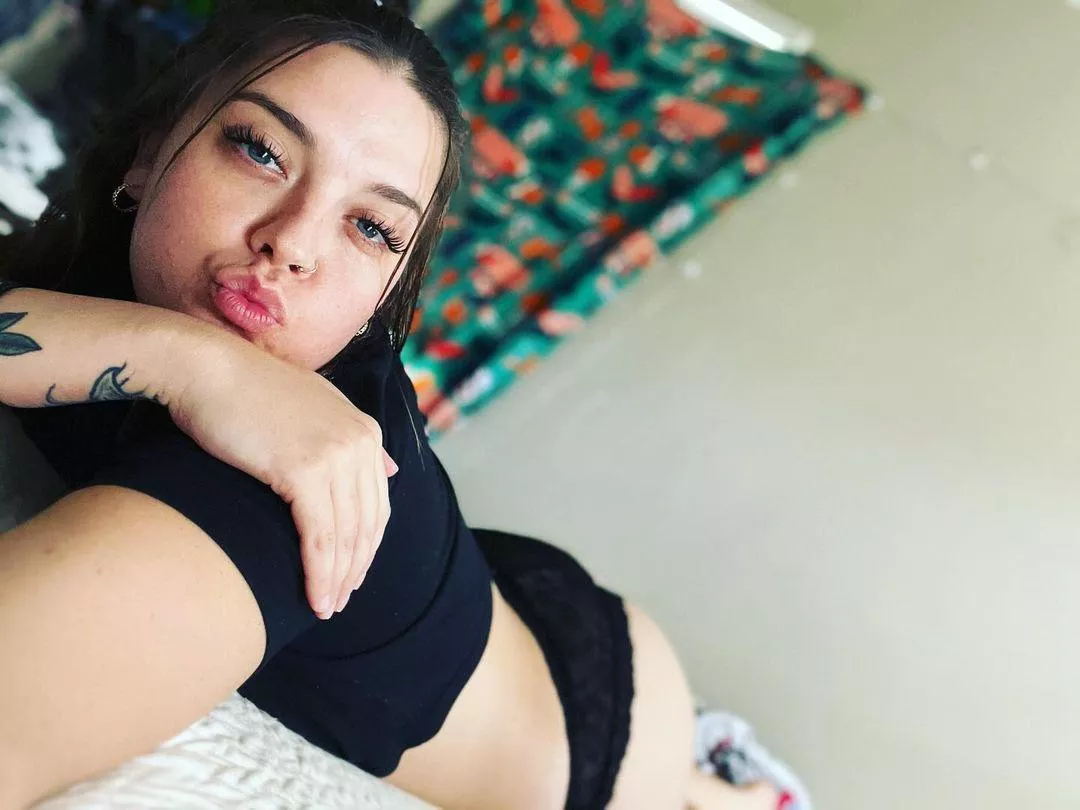 Shy girl, naughty thoughts.