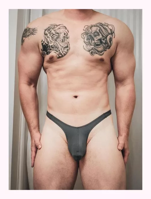 A little gfey fresh off the sewing machine. Will be wearing this one during my workout today 🔥