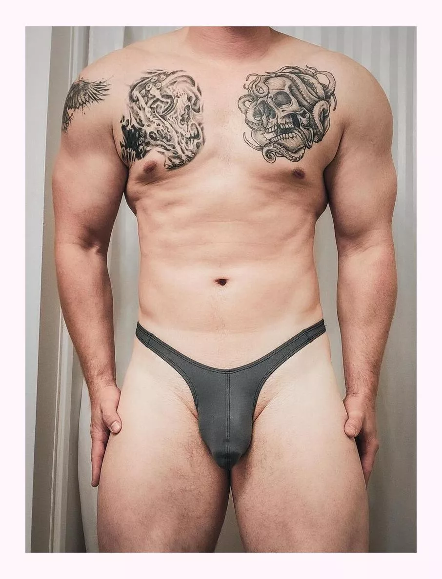 A little gfey fresh off the sewing machine. Will be wearing this one during my workout today 🔥