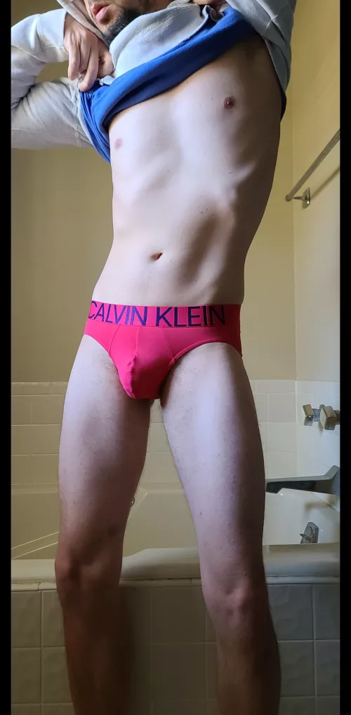 More guys should wear briefs 