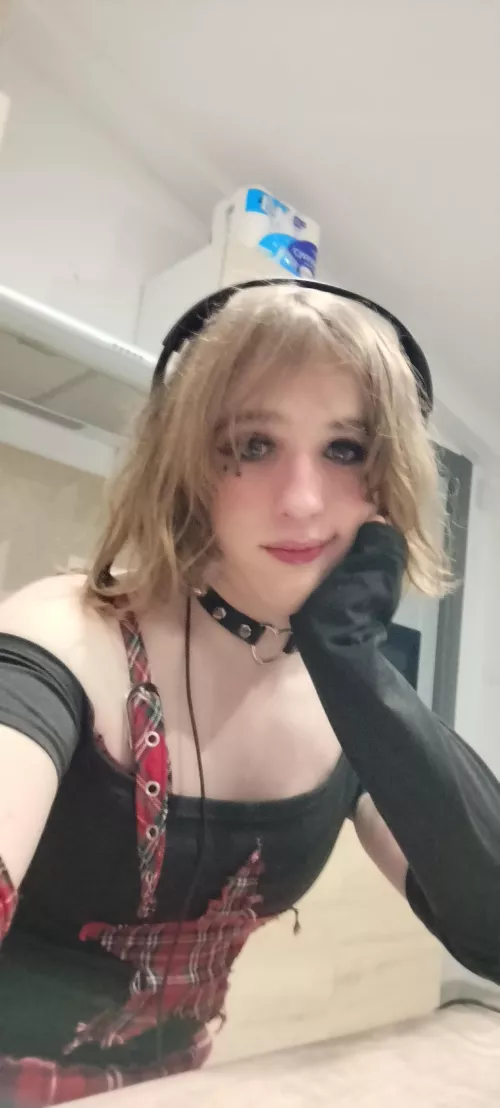 I hate that yhis pic is so blurry cuz i actually look so cute on it x(