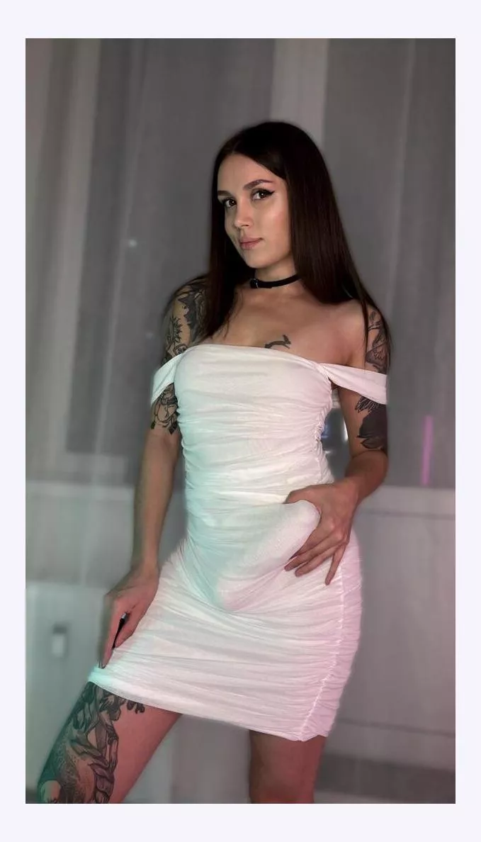 Is it true that white clothes make everything look thickef?