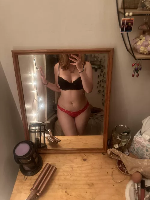 Me and my art desk <3