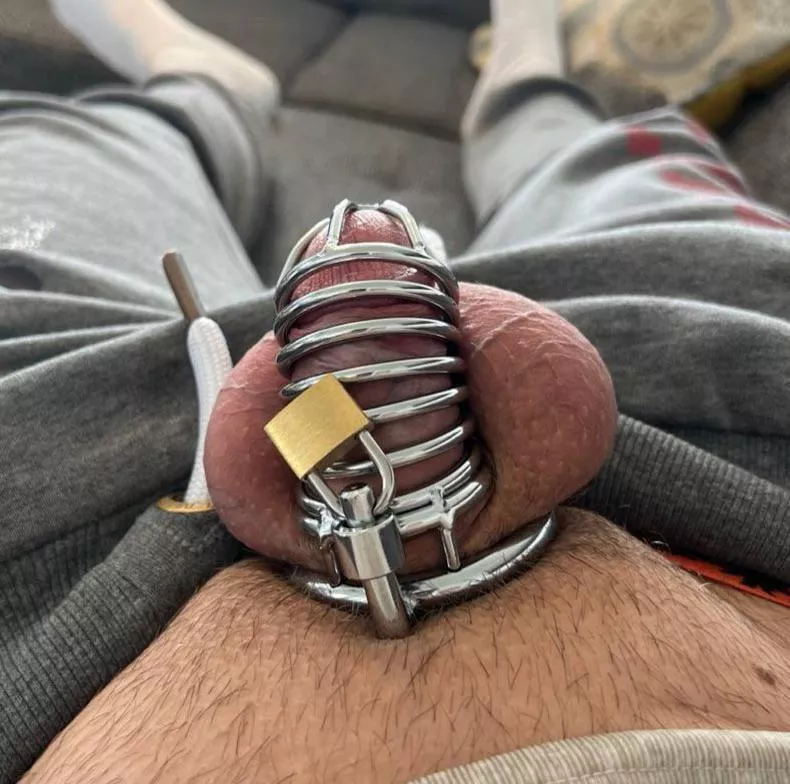 My best friend keeps me locked after I lost against him in FIFA 😩🔐I didn’t know he would really do that...