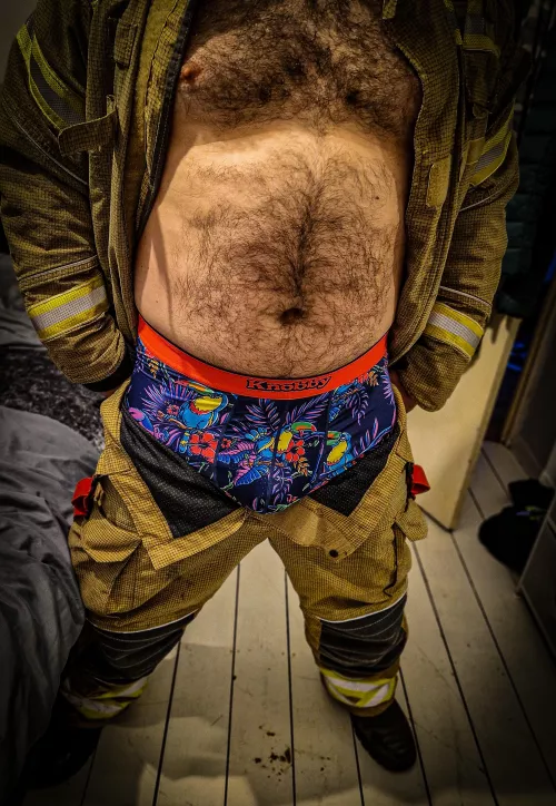Who likes a straight, sweaty fireman? HMU if you wanna know what he smells like 😈