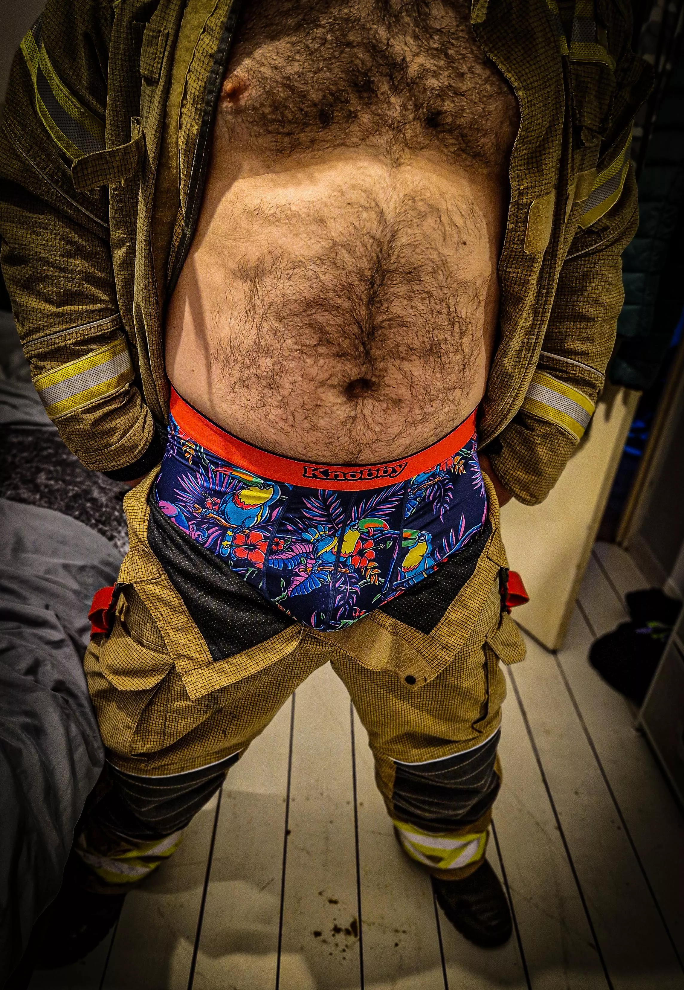 Who likes a straight, sweaty fireman? HMU if you wanna know what he smells like 😈