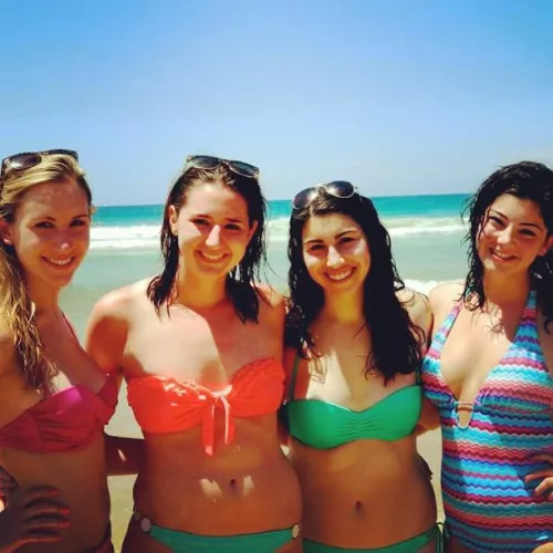 [4] bikini babes 