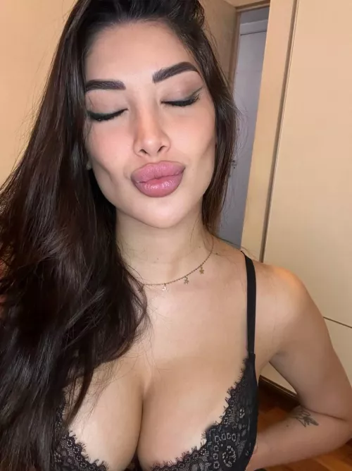 Can I be your sexy pillow tonight? 🥰
