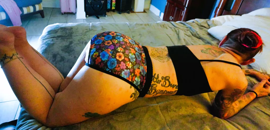 come feel my satin covered butt ✋🤚