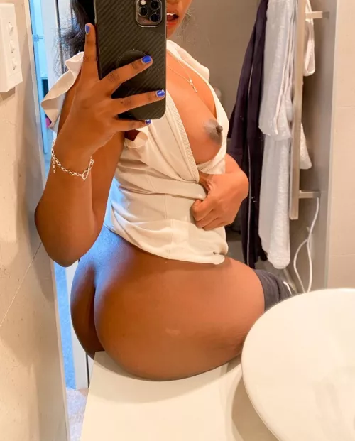 Do you like sucking titties ? 