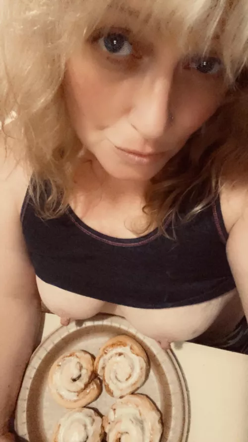Do you want milk with breakfast(f)