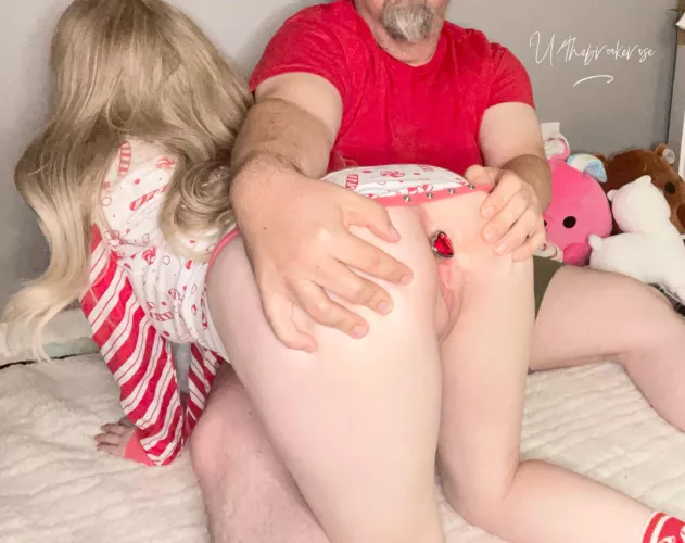 F26 M41 Daddy loves showing off my pussy. 