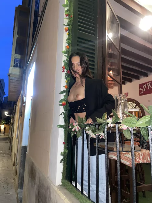 Flashing at the restaurant