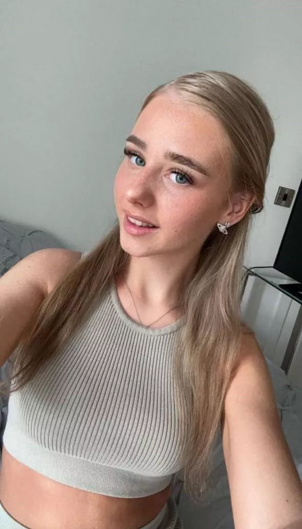 how cute do I look in this crop top? 