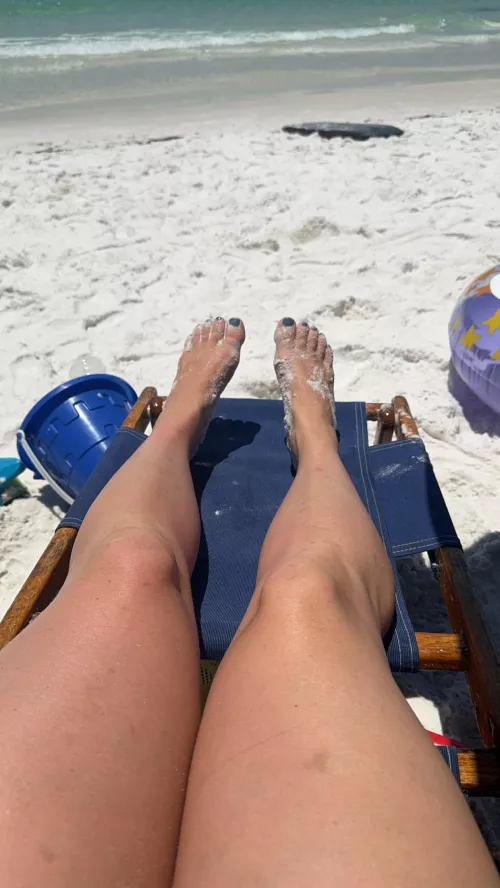 How do you feel when you look at pictures of feet? 