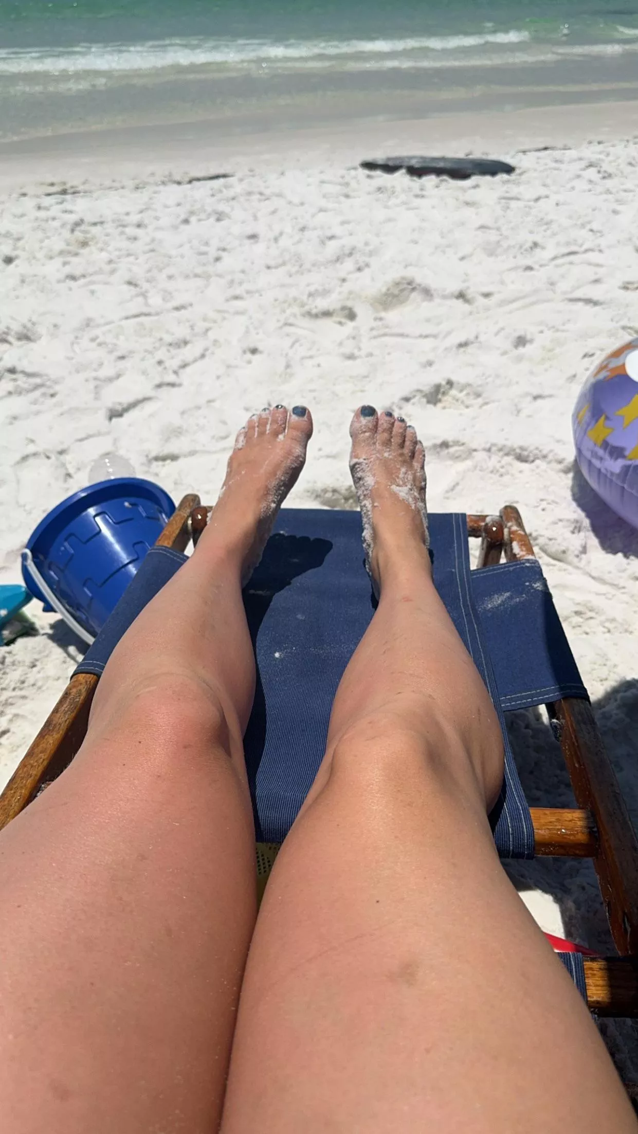 How do you feel when you look at pictures of feet? 